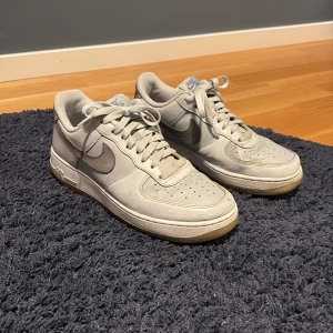 Nike Air Force 1 - Säljer ett par Nike Air Force sneakers. De är använda i cirka 4 månader. Storlek 40,5 eller eu 7. Pris kan diskuteras. Mvh Olle