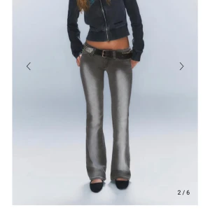 Grå bootcut jeans - Snygga grå bootcut jeans med låg midja och en cool tvättad look. Från Weekday, endast använda två gånger så i nyskick! Storlek 28/32