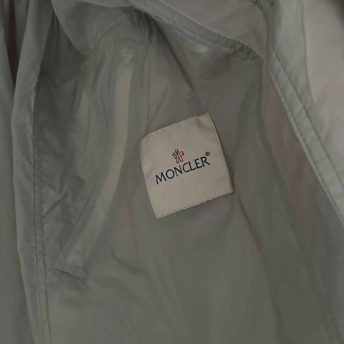 Grå regnjacka från Moncler - 4