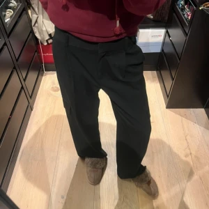 Svarta kostymbyxor - Skitcoola cargo kostymbyxor med pressveck fram 💖#kostymbyxor