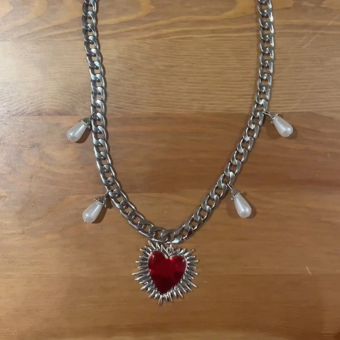 Halsband med rött hjärta och pärlor