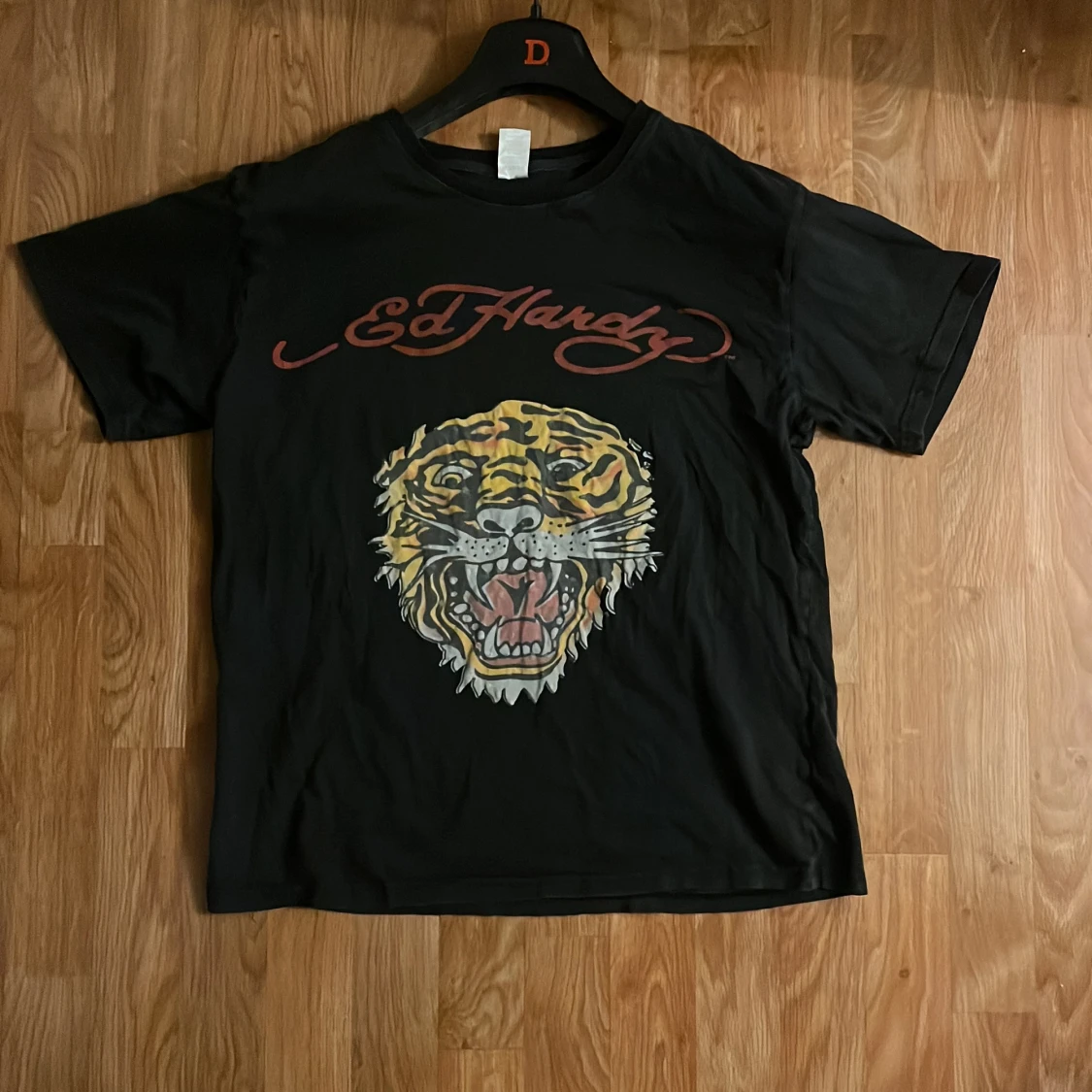 Svart t-shirt med tigertryck från Ed Hardy