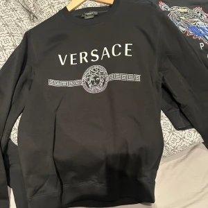 Versace Tröja Herr (M) - Svart tröja ifrån Versace. Använd en gång, storlek Medium