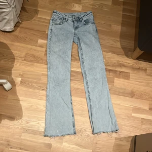 Ljusblå jeans med bootcut - Snygga ljusblå jeans med bootcut och fransiga kanter. De har en klassisk femficksdesign och en knappgylf. Perfekta för en avslappnad stil.