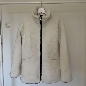 Vit teddyjacka från Vero Moda - Mysig vit teddyjacka från Vero Moda, med hög krage och två fickor framtill. Nyskick! Storlek S💕