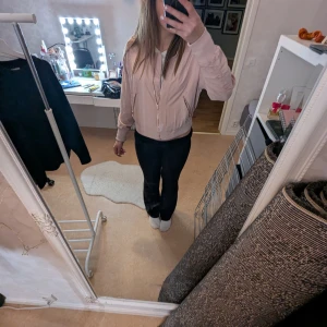 Rosa bomberjacka - Säljer en snygg beige bomberjacka med dragkedja. Jackan har en normal passform och långa ärmar. Perfekt för vår och höst!