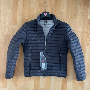‼️HELT NY ‼️Colmar jacka - Säljer en helt ny Colmar jacka med tags och allting kvar. Den har aldrig använts och sitter i strl S-M. Jackan är i 100% dun och hör gärna av er vid frågor eller funderingar!! Priset kan eventuellt diskuteras