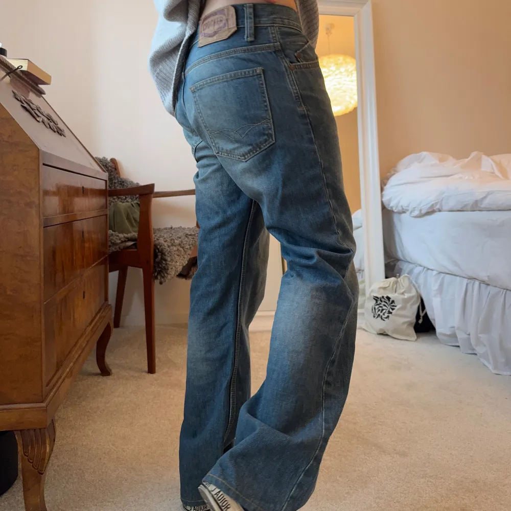 Baggy jeans från crocker i storlek 31/32, 40 i midjan & 73 i innersöm, men sitter baggy så sitter som ett par 80cm innersöm💗. Farkut & Housut.