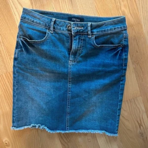 Jeanskjol - Snygg jeanskjol från Pieces.