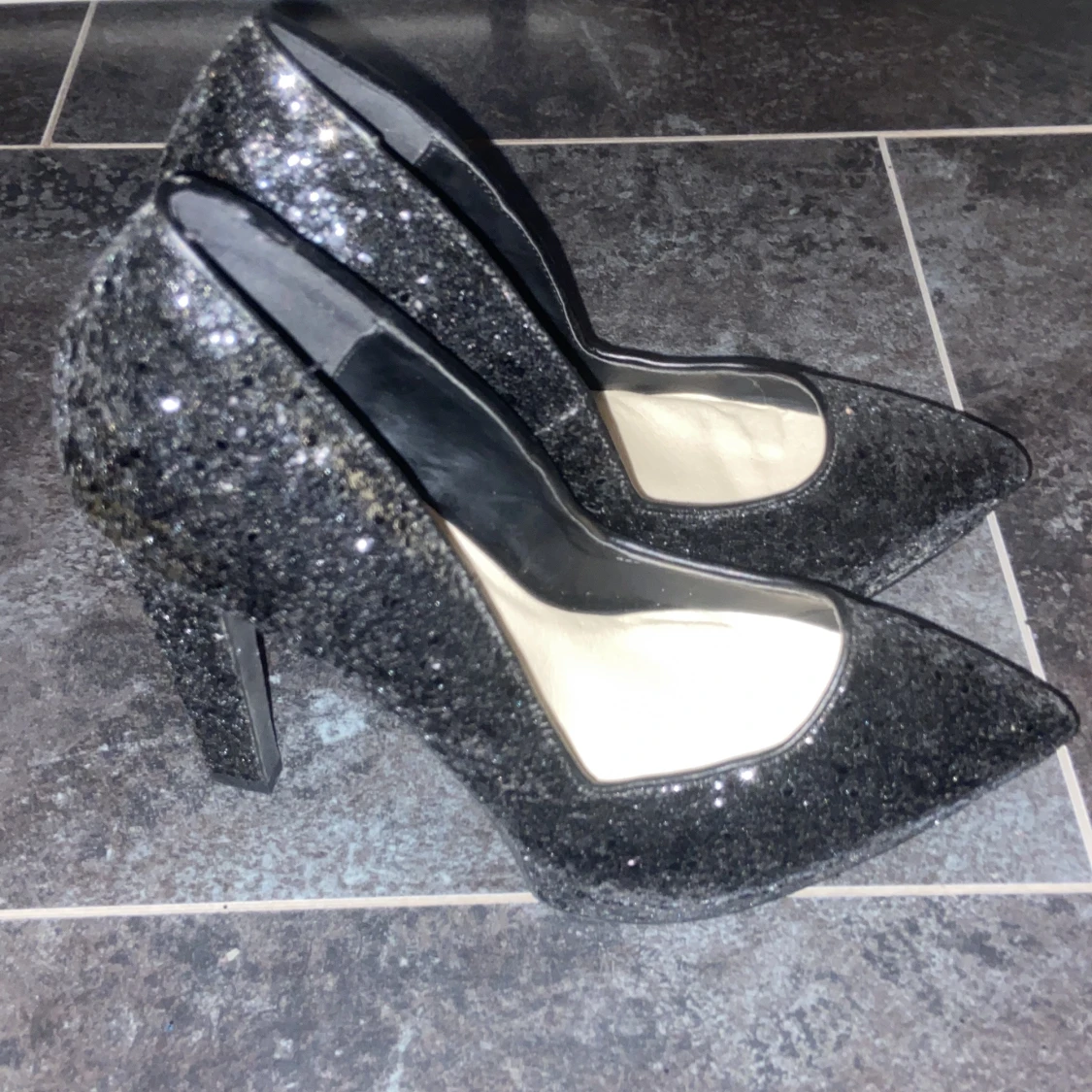 Svarta glittriga pumps 