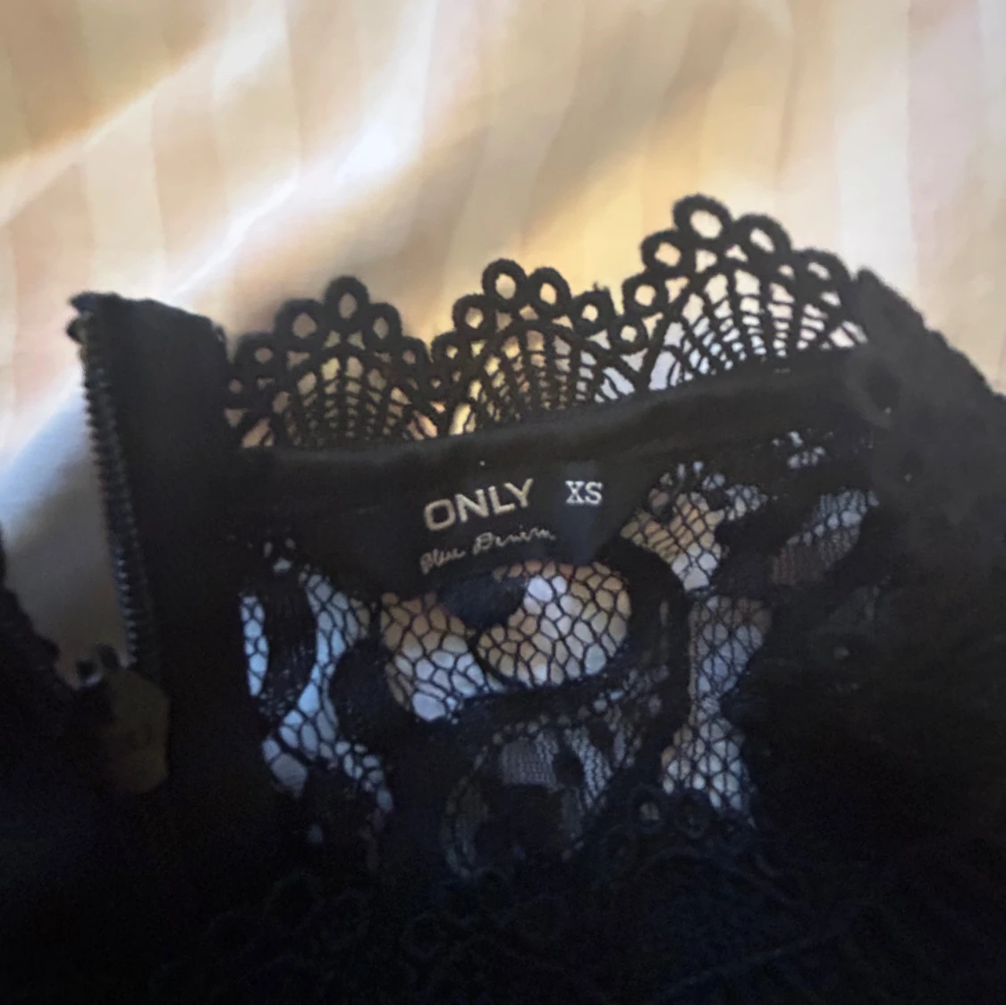 Svart spetsblus från ONLY - 2