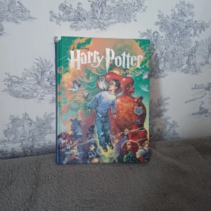 Harry Potter och De Vises Sten - Säljer boken 'Harry Potter och De Vises Sten' av J.K. Rowling. Den har ett färgglatt omslag med illustrationer av Harry och ugglan Hedwig. Perfekt för alla fantasyälskare som vill dyka in i Harry Potters magiska värld. 📚✨ har en liten skada 
