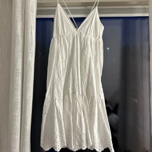 Klänning från Zara  - Nästan helt ny men passar inte på mig så därför säljer jag skriv för fler bilder!