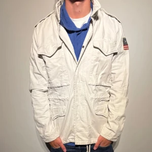 Ralph Lauren Field jacket 💫 - Säljer en vit field jacket från Ralph Lauren. Perfekt nu till våren. Modellen är ungefär 185 lång. 50% discount på alla andra annonser vid köp av denna jacka, hör av er vid frågor 🙌🏼🌟