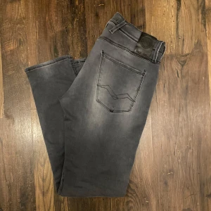 jeans från Replay - Snygga grå jeans från Replay i modellen Anbass. De har en slim passform och är tillverkade i ett stretchigt material för extra komfort. Byxorna har klassiska fem fickor och en knappgylf. Modellen är ca 182, tveka inte att kontakta vid eventuella frågor 😀