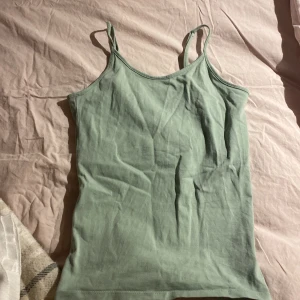Linne - Grönt linne från lager 157, storlek 160 funkar oxå som xs/s använd ca 10 ggr, inga defekter!