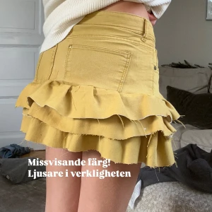 Ljusgul jeanskjol med volanger - Bilderna är lite missvisande för färgen: är ljusare i verkligheten! 💞Säljer en superfin gul kortkjol från hm med volanger. Kjolen är i  med fickor och knappdetaljer. Perfekt för att liva upp garderoben med lite färg! Midjemått: 39cm rakt över🤍