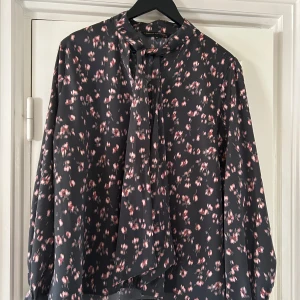 Blus i blått och rosa - Fin Pernilla Wahlgren blus säljes då den inköptes i fel storlek. XL.