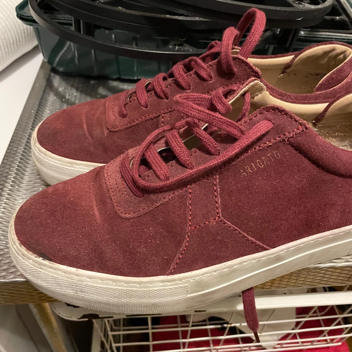 Vinröda sneakers från Axel Arigato - 1