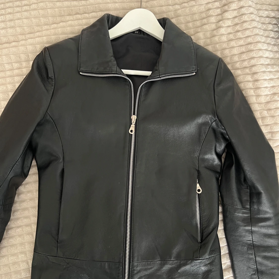 Svart skinnjacka med dragkedja - 1