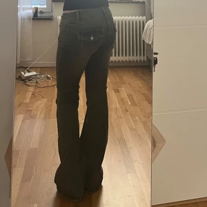 Lågmidjade bootcut jeans - Snygga  bootcut jeans med låg midja. De har en klassisk femficksdesign och stängs med dragkedja och knapp. Perfekta för en avslappnad stil. Från Nelly. Använda en gång.