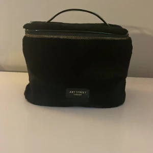 Svart necessär från Art Street London - Använd endast två gånger då den är för stor för min resväska. Inget fel på den, helt ren.