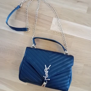 Svart handväska - Jättefin väska i YSL stil. Knappt använd!