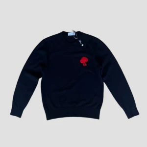 Navy Sweatshirt With Spade - Snygg svart tröja med en röd spade på bröstet. Tröjan har långa ärmar och en klassisk passform. Perfekt för en stilren look.