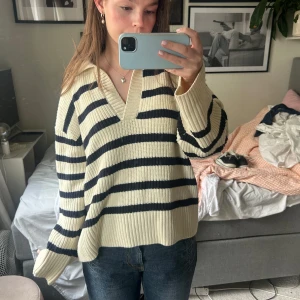 Randig stickad tröja med v-ringning - Jättefin stickad tröja, använd få gånger❣️