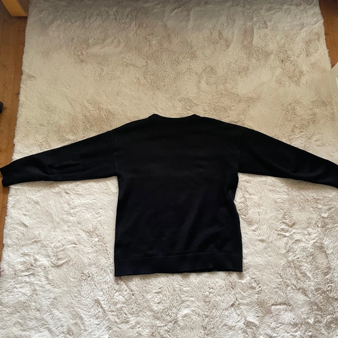 Svart tröja med rött hjärtmönster från Ami - 1