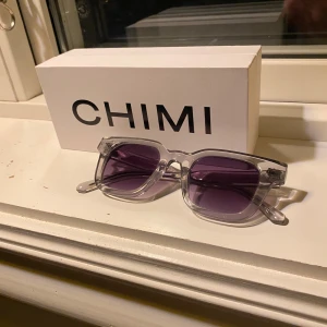 Chimi 04 - Snygga solglasögon perfekta inför sommaren i bra skick. Dom är i en större storlek än vanliga så de bör passa perfekt om du har ett lite större huvud. Allt original ingår. 