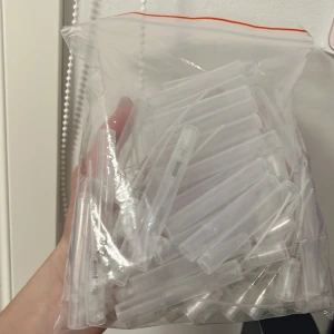 parfymprovrör i plast - Om man köper en parfym från mig får man båda påsar med alla dessa sample flaskor.