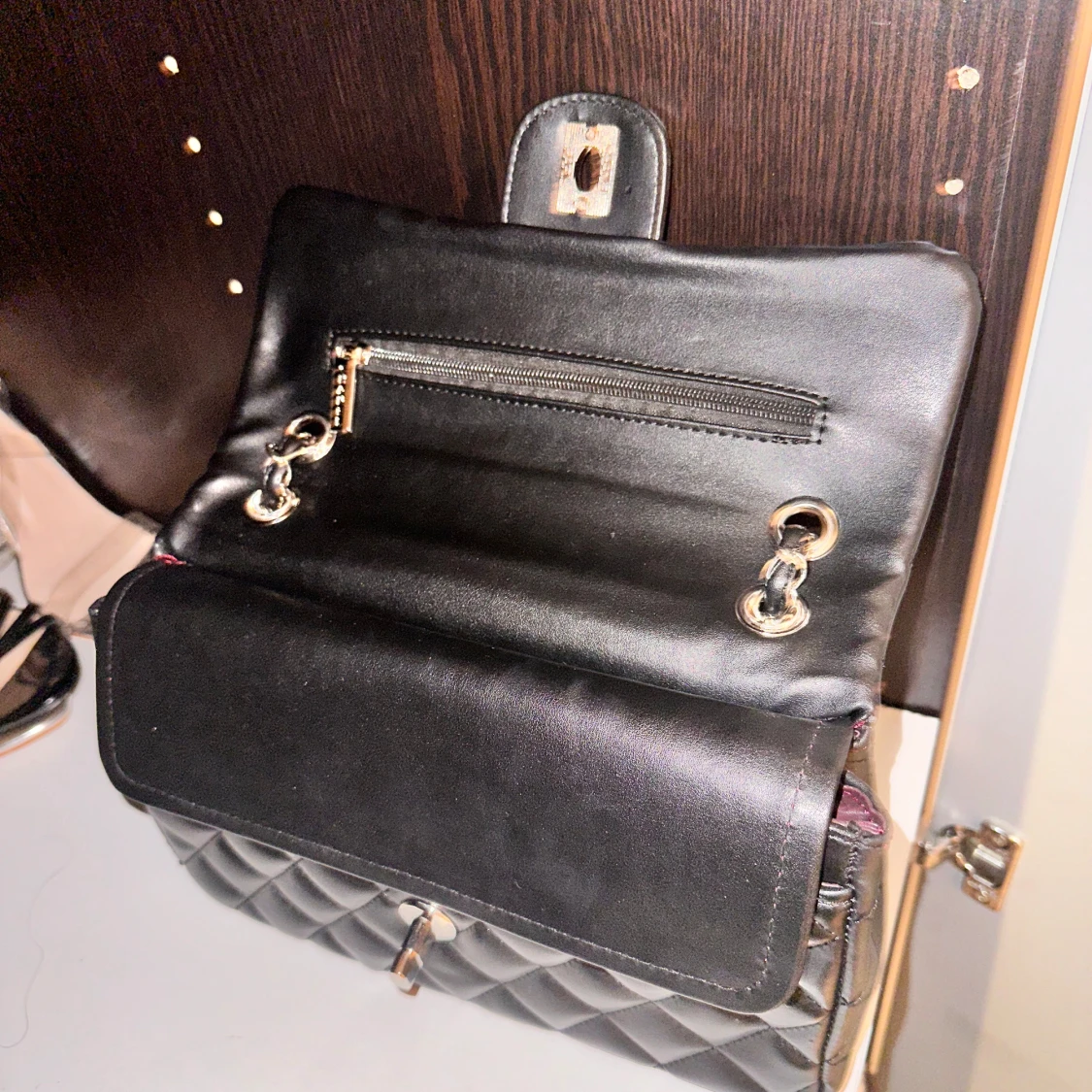 Svart quiltad axelväska  - 3