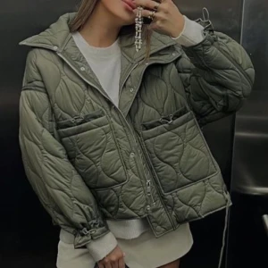 Quiltad jacka  Zara - Säljer en olivgrön quiltad jacka från Zara. Perfekt för höst och vår! Säljs inte längre