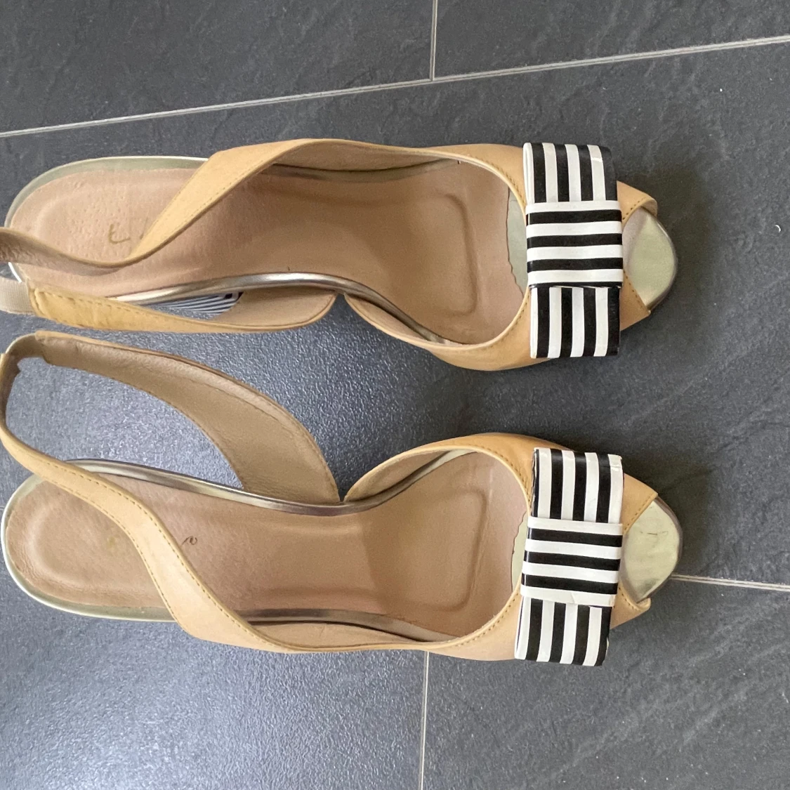 Beige klackskor med randig detalj