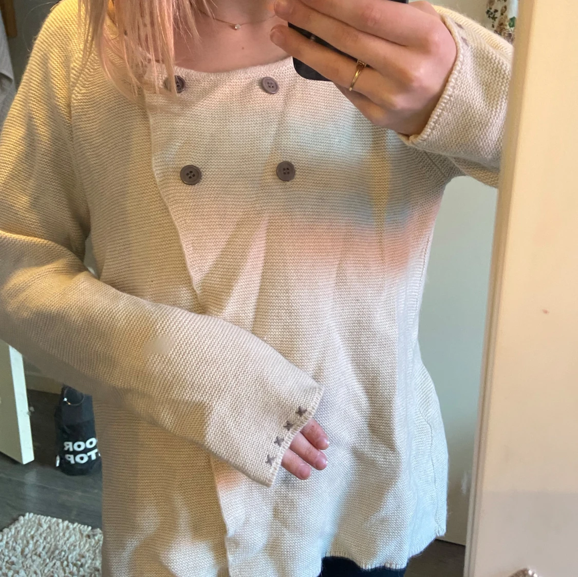 Beige/vit kofta med knappar - 1