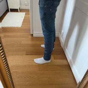 Replay jeans - Säljer nu mina blå replay jeans // Moddel anbass // Storlek 30/32 // skulle säga att de är 7/10 sick då det finns täcken på användning skriv vid övriga frågor👊