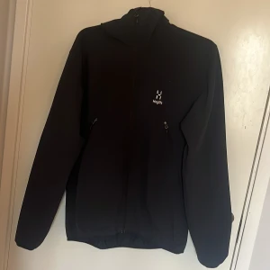 jacka från Haglöfs - Säljer en haglöfs jacka som e väldigt snygg. skadan på sista bilden kan man sy väldigt lätt. 