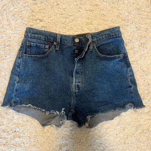Blå jeansshorts från Levi's - Säljer dessa snygga blå jeansshortsen från Levi's. De är knappt använda då de har varit lite för stora. Färgen på shortsen passar till allt. De är perfekta för sommardagar och festivaler. 