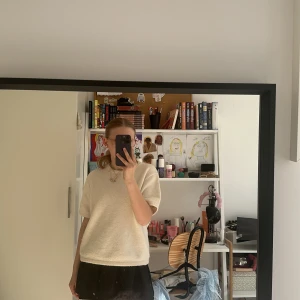 Svart kortkjol från 157 - Snygg svart kortkjol från 157 med veckad design. Perfekt för en stilren look. Kjolen har en klassisk passform och är lätt att matcha med olika toppar.