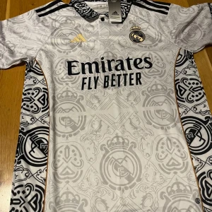 Fotbollströja - Nyskick bara skriva vid frågor eller funderingar