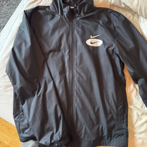 Nike Vindjacka - Använd fåtal gånger, lätt och tunn jacka.