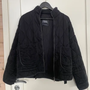 Svart quiltad jacka från Zara - Säljer en svart quiltad jacka från Zara med dragkedja och stora fickor framtill ❤️