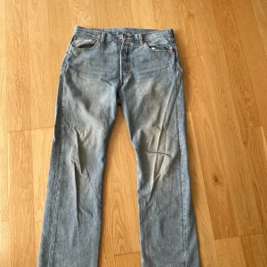 Levi's 501 jeans - Klassiska Levi's 501 jeans i en ljusblå tvätt. De har en rak passform och är tillverkade i slitstarkt denim. Perfekta för en avslappnad stil.