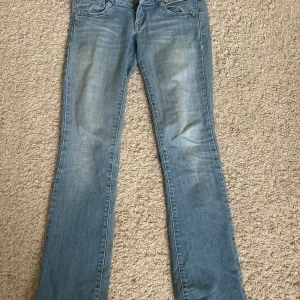 Blå bootcut jeans - Snygga lågmidajde blå bootcut jeans. Jeansen är i bra skick men är lite slitna nedtill. Skriv för fler bilder!!