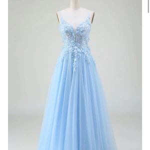 Ljusblå långklänning med spetsdetaljer - Elegant ljusblå långklänning med v-ringad urringning och smala axelband. Klänningen har vackra spetsdetaljer och snörning i ryggen för en perfekt passform. Perfekt för bal eller fest.