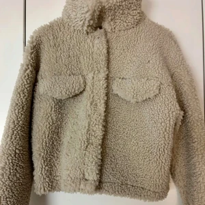 Teddy jacka  - Mysig beige teddyjacka från Gina Tricot storlek M (passar S-M). Mycket bra skick, endast använda ett fåtal gånger!