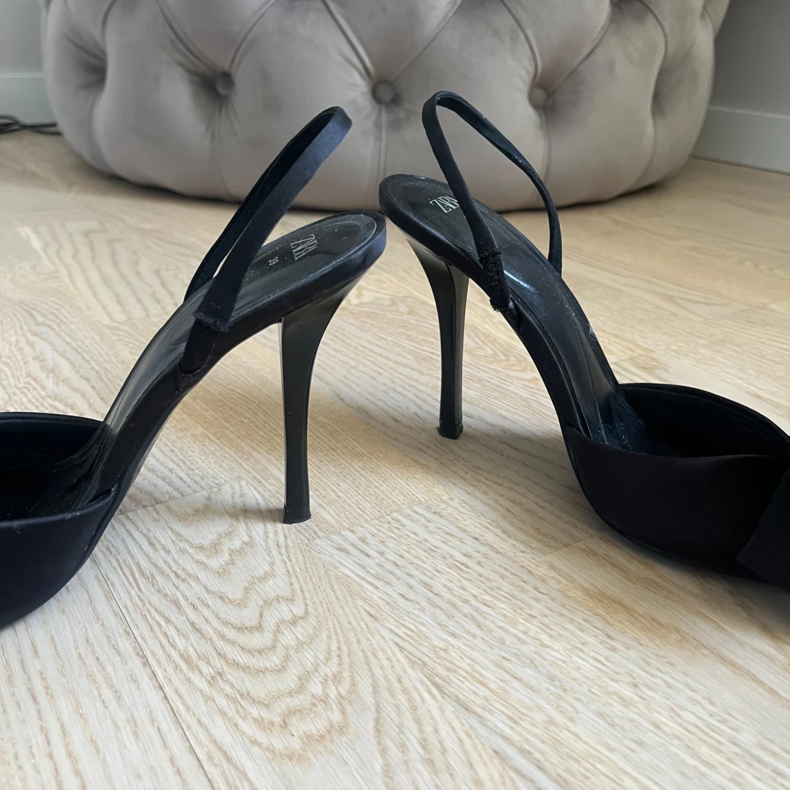 Svarta pumps med rosett från Zara - 3