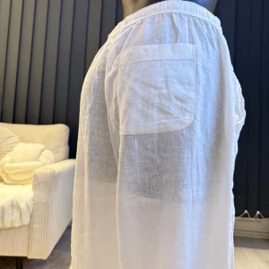 Vita linnebyxor med fickor - Snygga och luftiga vita linnebyxor med elastisk midja och praktiska fickor. Perfekta för varma sommardagar och ger en avslappnad stil. Passare perfekt som oversize modell (m/l storlek). Jag rekommenderar den varmt.🌸👌👌