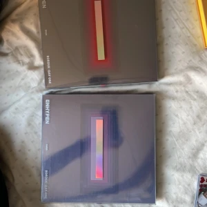 2 enhypen album  - Båda versioner av enhypens debut album. Alla post Cards för respektive album finns ( sammanlagt 16 st ) och vars 1 photocard 